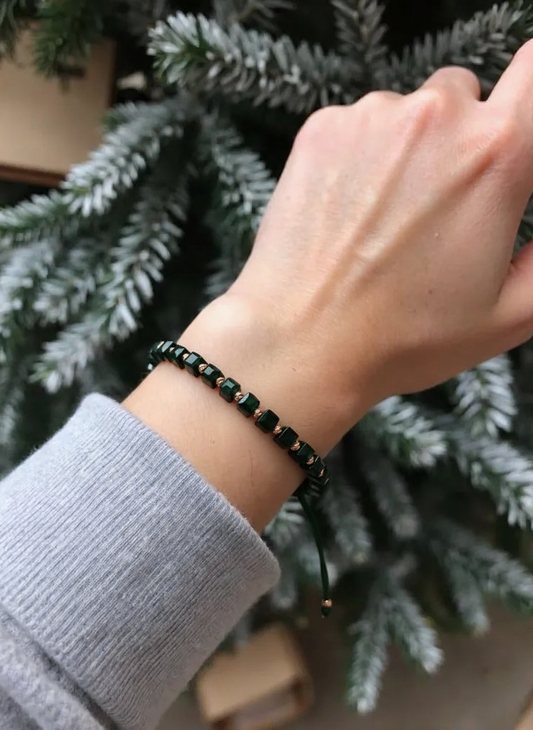 Žalia kubelių apyrankė su auksinėmis detalėmis