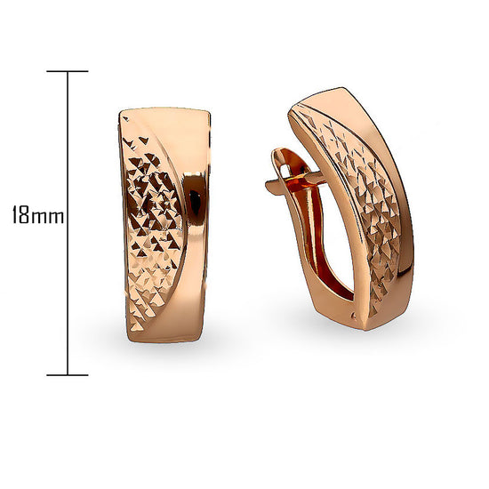 Poliruoti ir tekstūruoti auksiniai auskarai iš arti