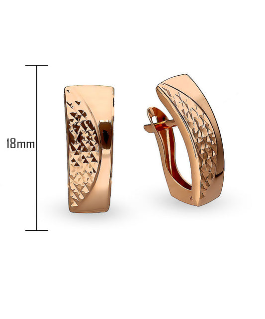 Poliruoti ir tekstūruoti auksiniai auskarai iš arti