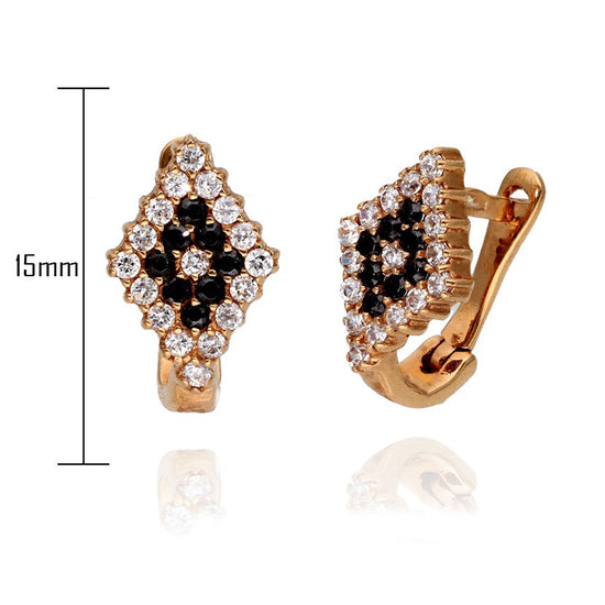 Auksiniai auskarai su juodais ir baltais briliantais dėvimi ant ausies