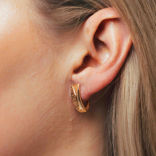 Auksiniai auskarai su graviravimu