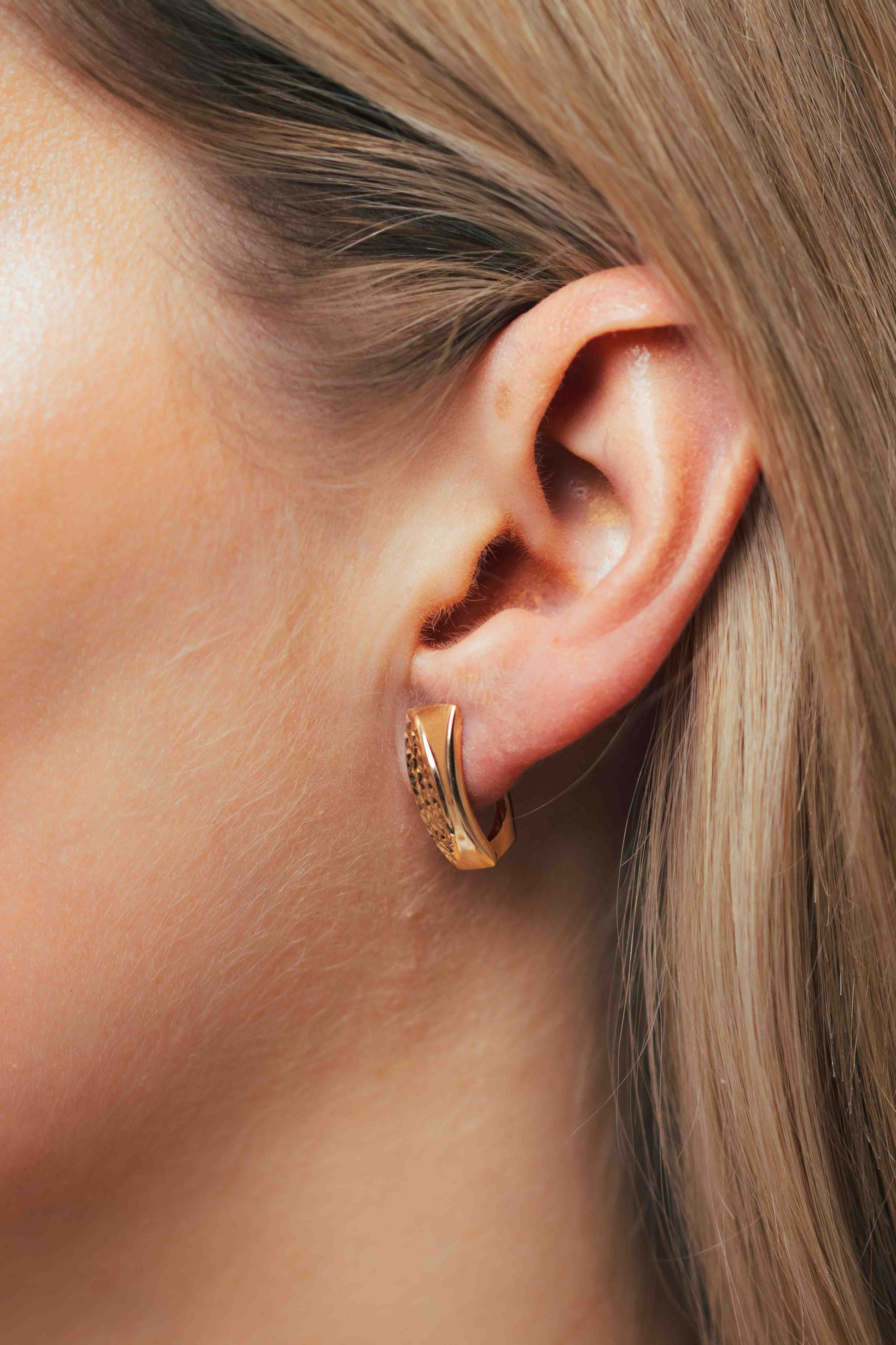 Auksiniai auskarai su graviravimu