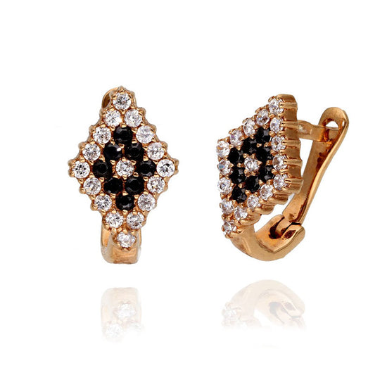 Auksiniai auskarai su juodais ir baltais cirkoniais – studijinė nuotrauka