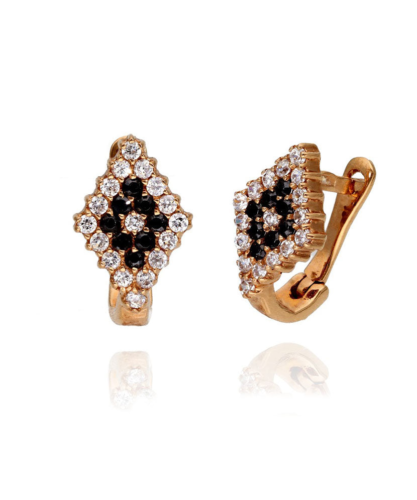 Auksiniai auskarai su juodais ir baltais cirkoniais – studijinė nuotrauka