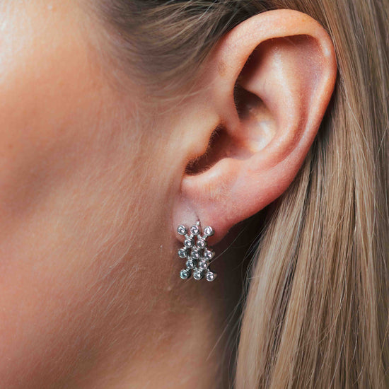 Auksiniai auskarai su akmenukais