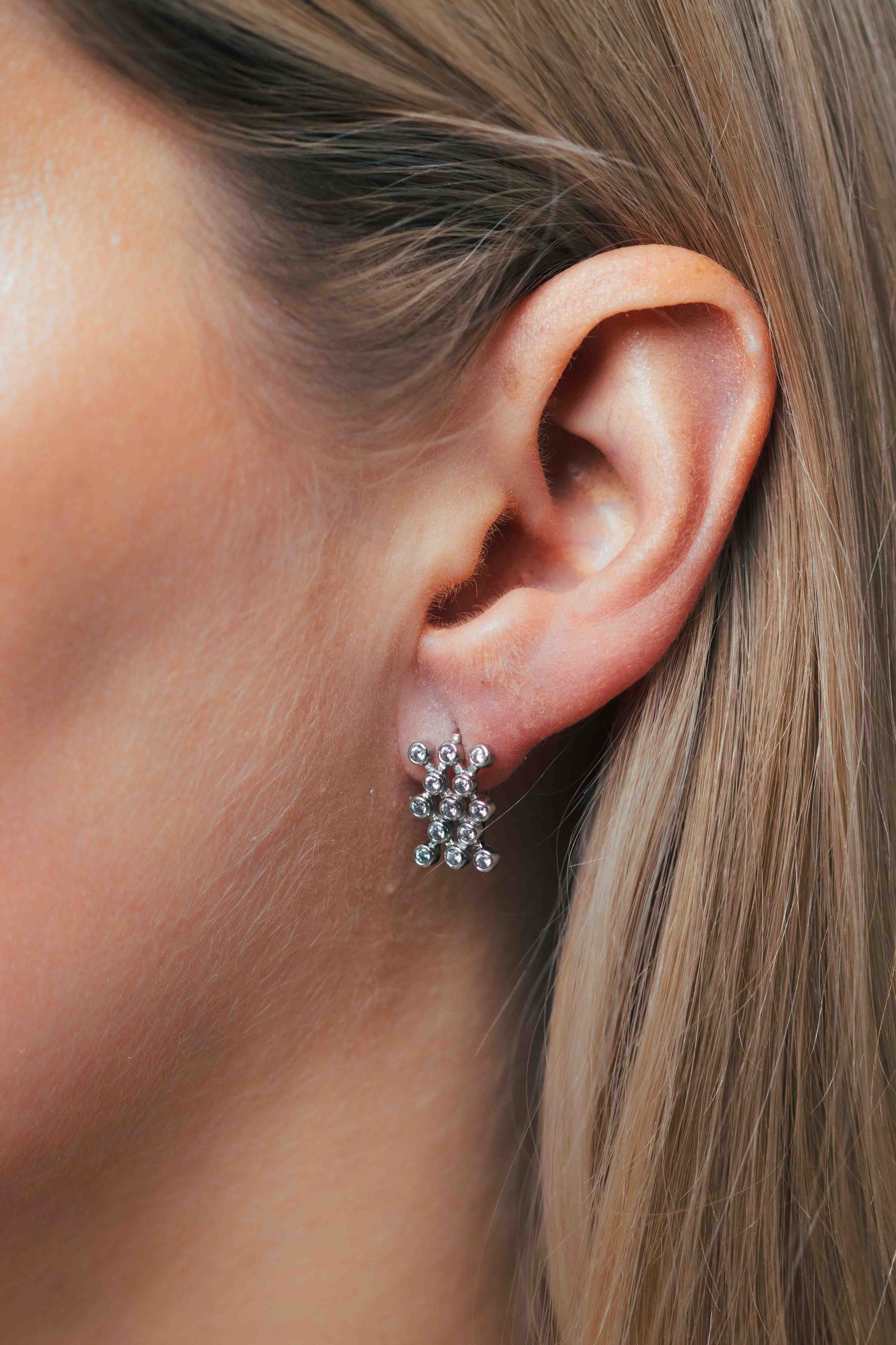 Auksiniai auskarai su akmenukais