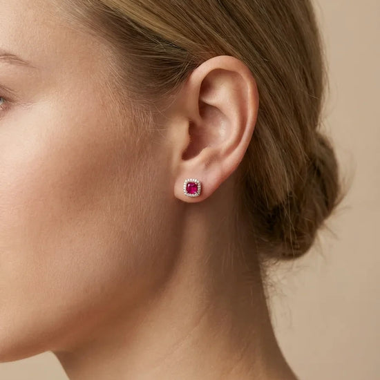Auskarai su 0,42 ct rubinu ir deimantų apvadu