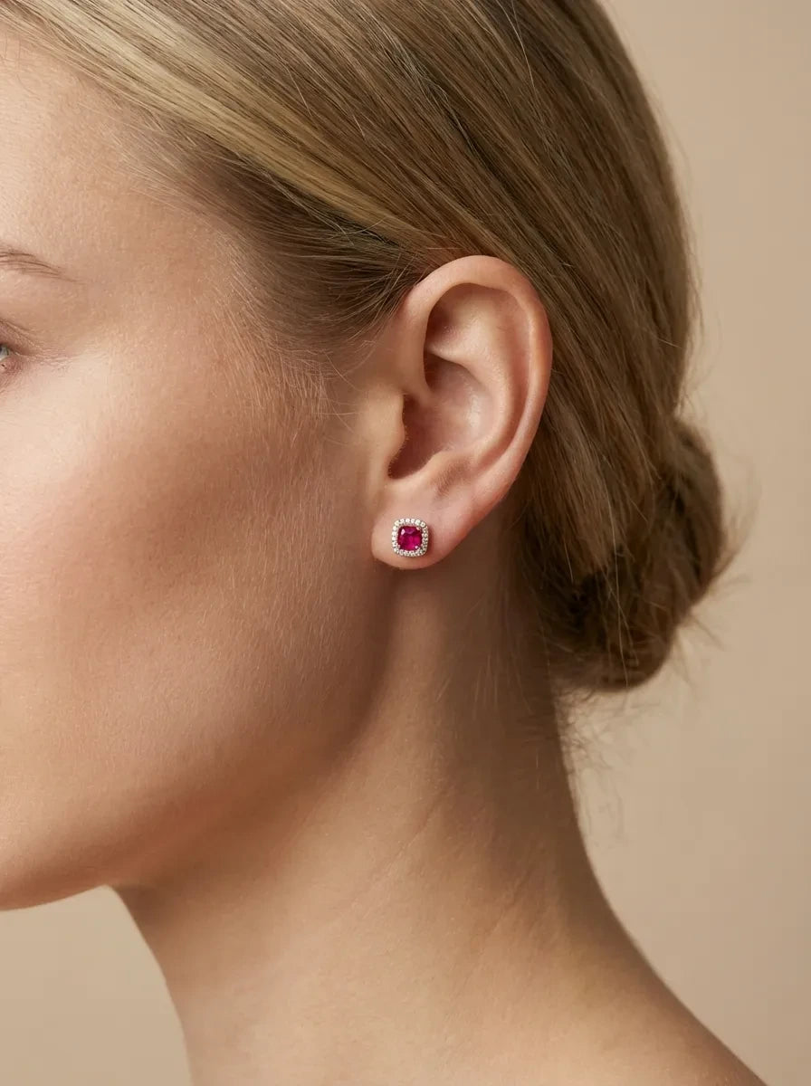 Auskarai su 0,42 ct rubinu ir deimantų apvadu