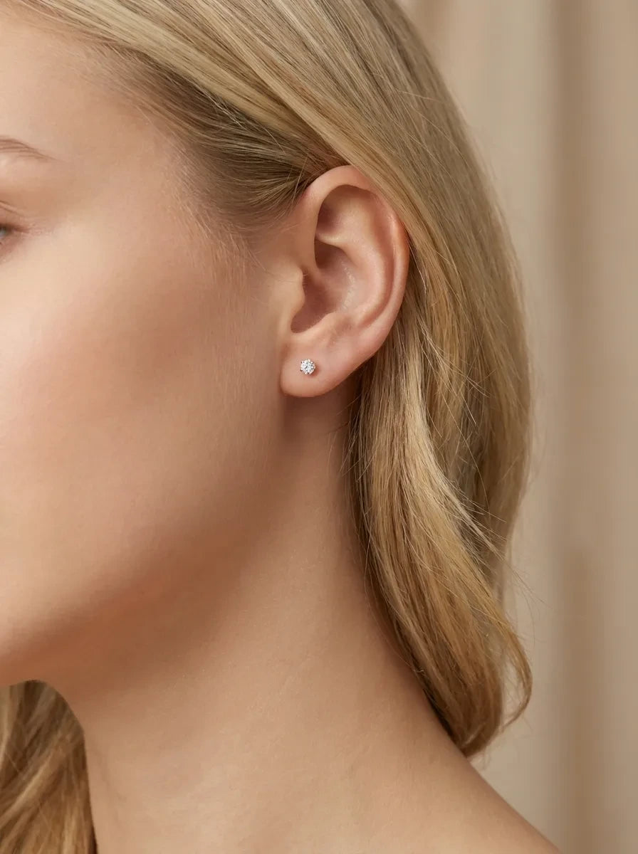 Auksiniai auskarai su 0,15 ct deimantu