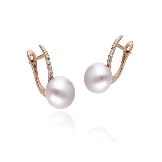 Baltas perlas auksiniuose auskaruose