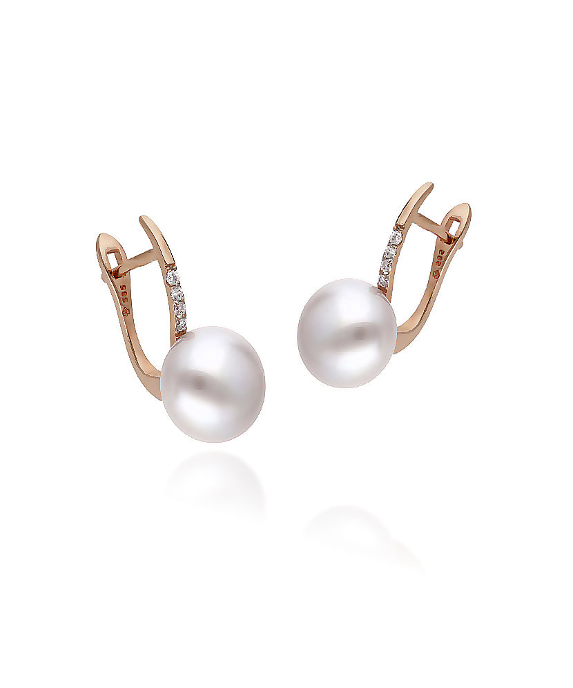 Baltas perlas auksiniuose auskaruose