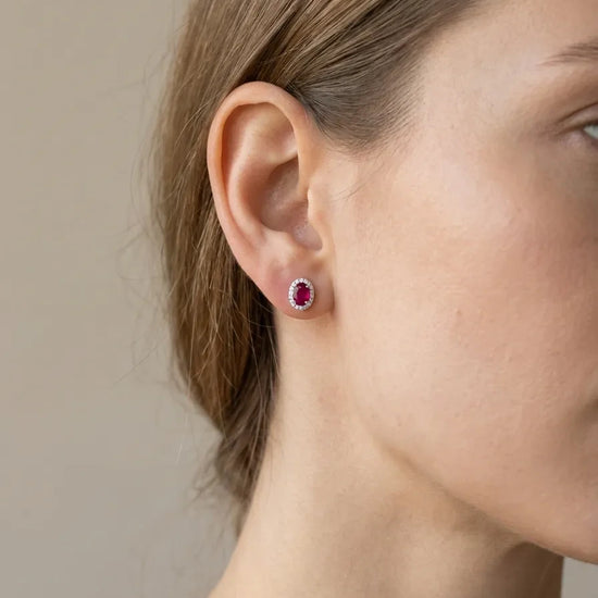 Auksiniai auskarai su ovaliu rubinu ir deimantais