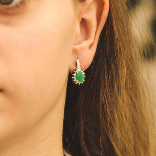 Ovalūs auskarai su smaragdu ant ausies