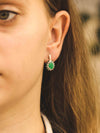 Ovalūs auskarai su smaragdu ant ausies