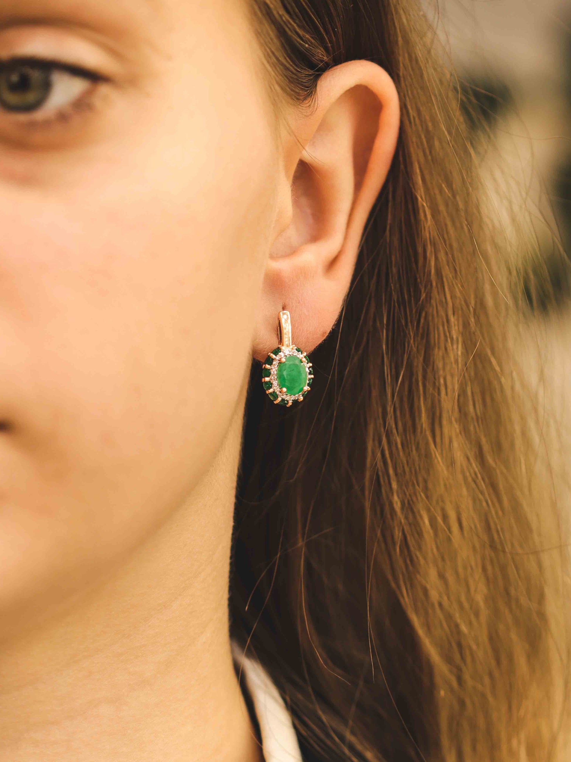 Ovalūs auskarai su smaragdu ant ausies