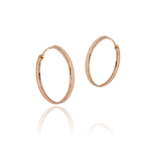 Faktūriniai rožinio aukso auskarai lankeliai – vaizdas iš priekio