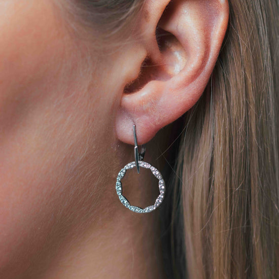 auksiniai auskarai su apskritimu