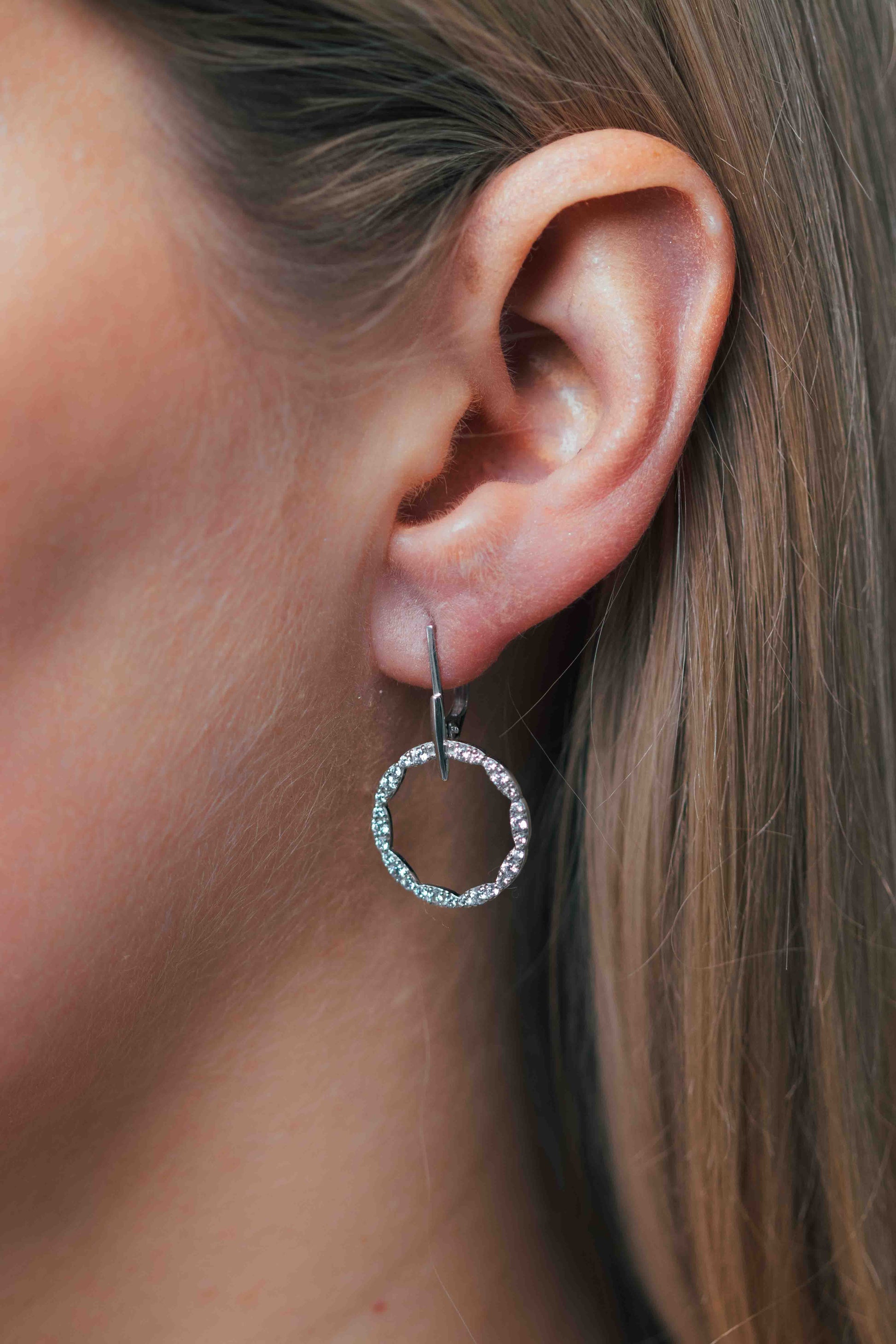 auksiniai auskarai su apskritimu