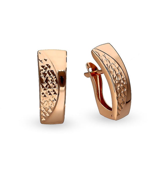 Auksiniai tekstūruoti auskarai – studijinė nuotrauka