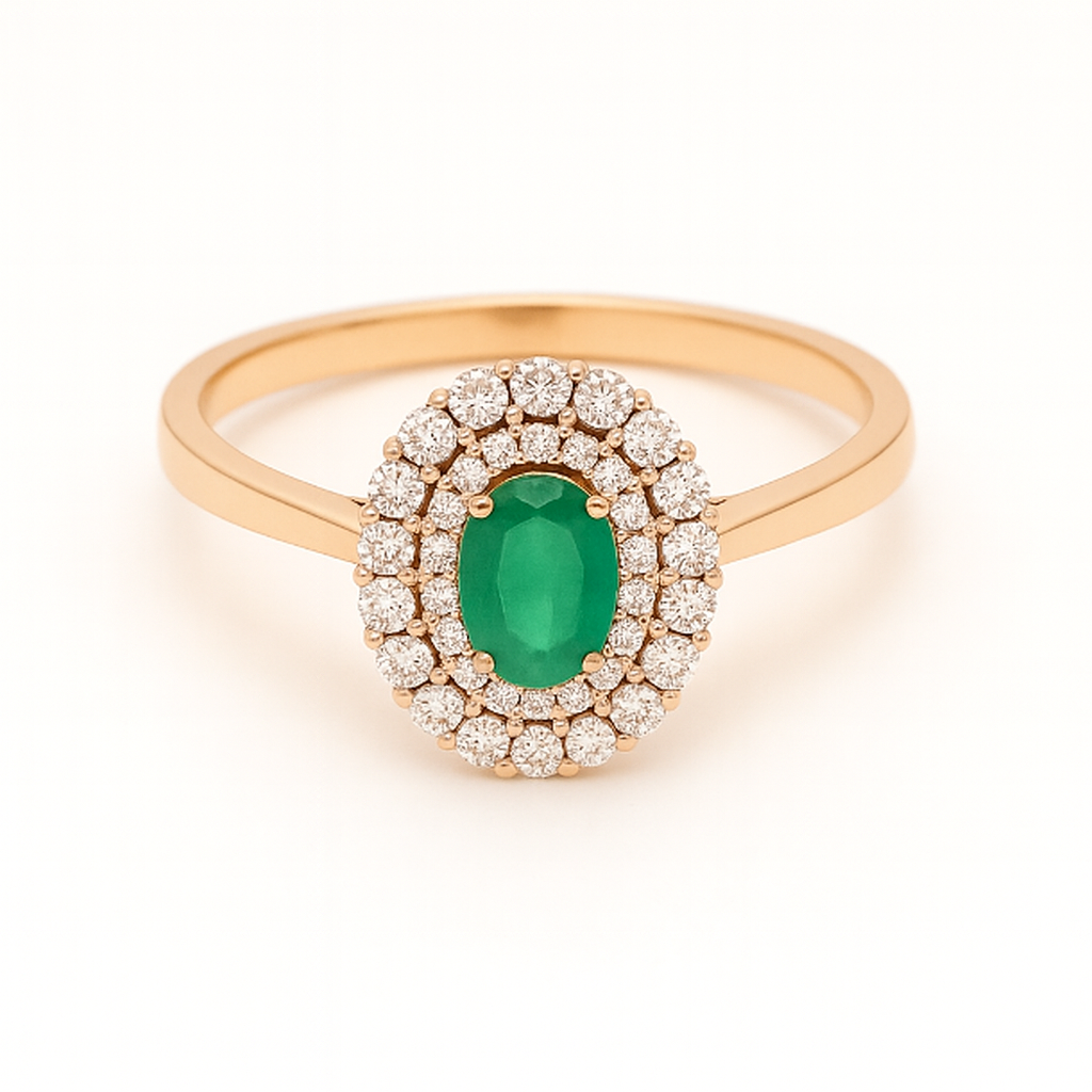 Geltono aukso žiedas su smaragdu ir deimantais – elegantiškas papuošalas.