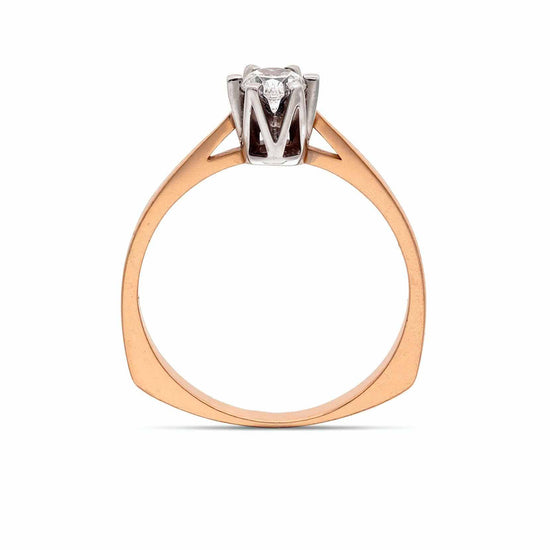 Elegantiškas žiedas su šviesiu akmeniu