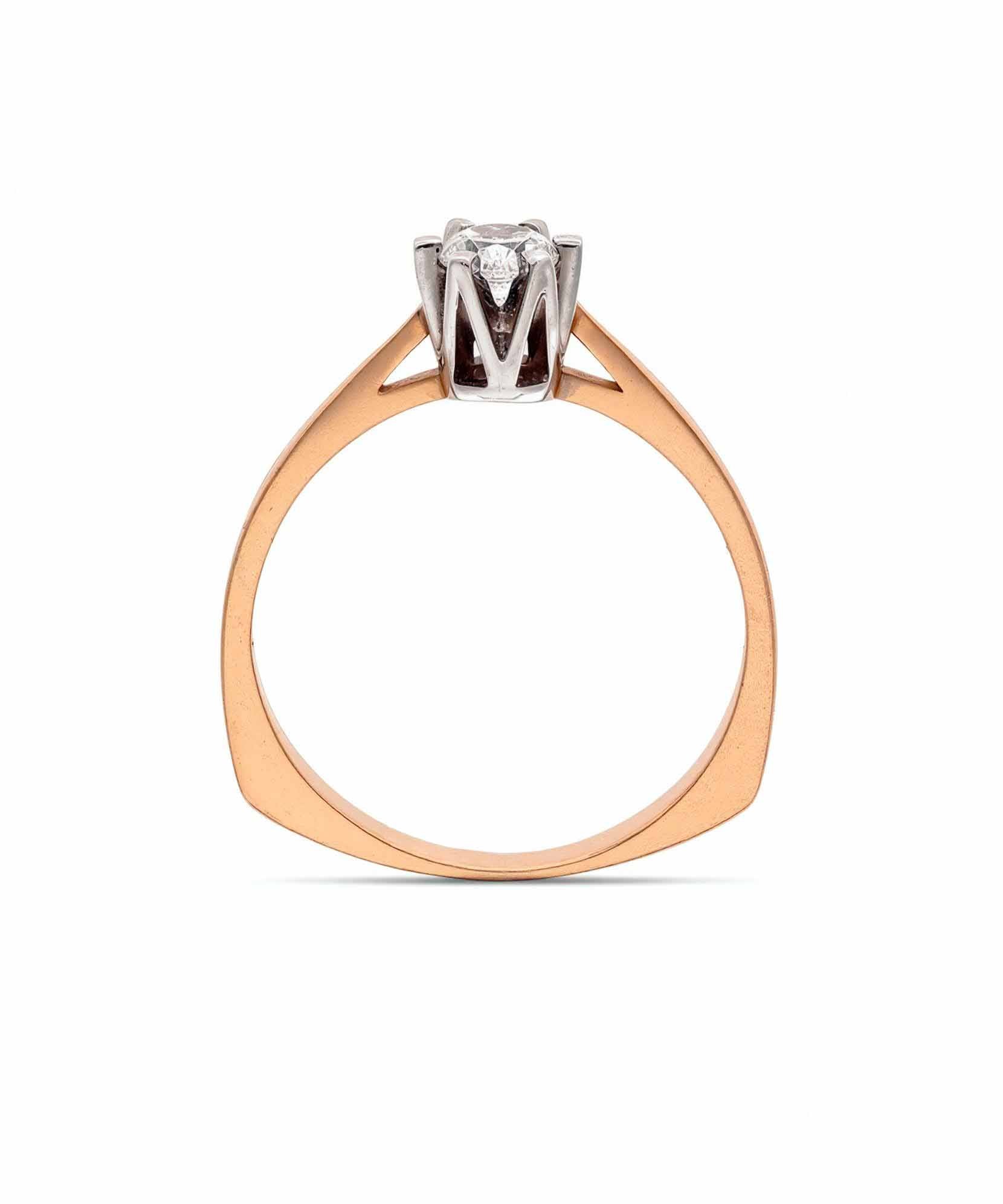 Elegantiškas žiedas su šviesiu akmeniu