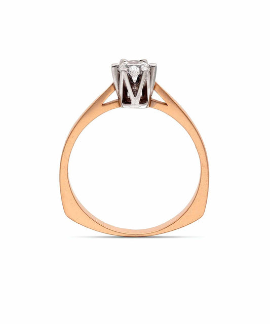 Elegantiškas žiedas su šviesiu akmeniu