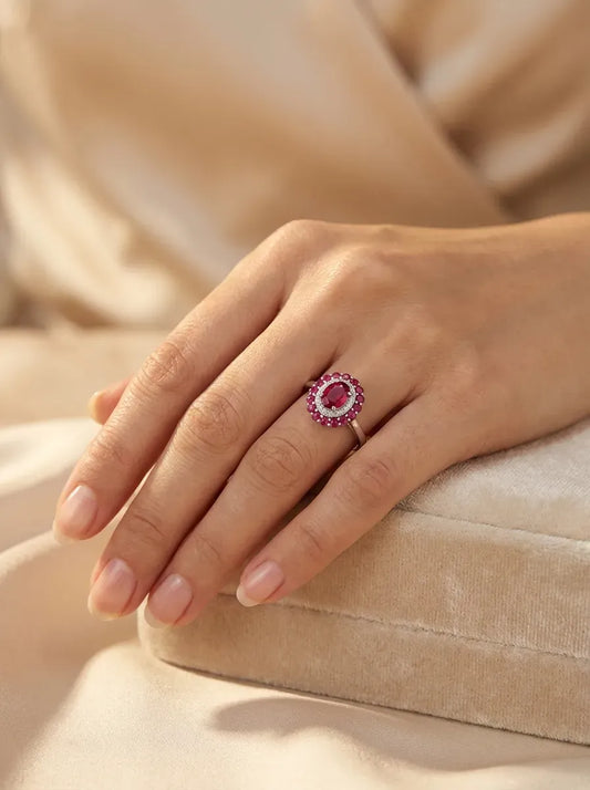 585 prabos auksinis žiedas su raudonu rubinu ir deimantais