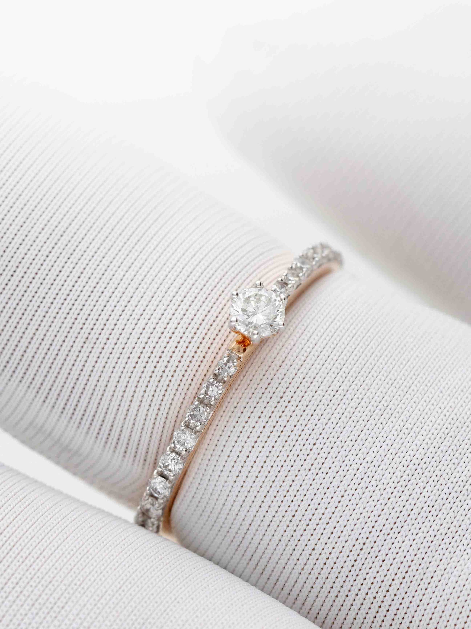 Žiedas su briliantu ir briliantinėmis akutėmis