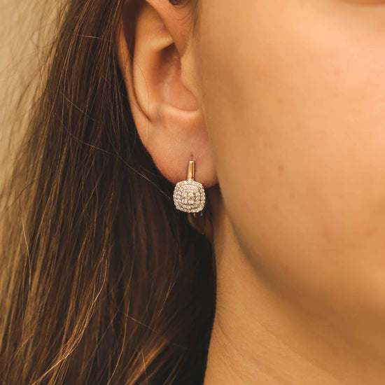 rožinio aukso auskaras su baltaisiais briliantais – dėvėjimo vaizdas ant ausies