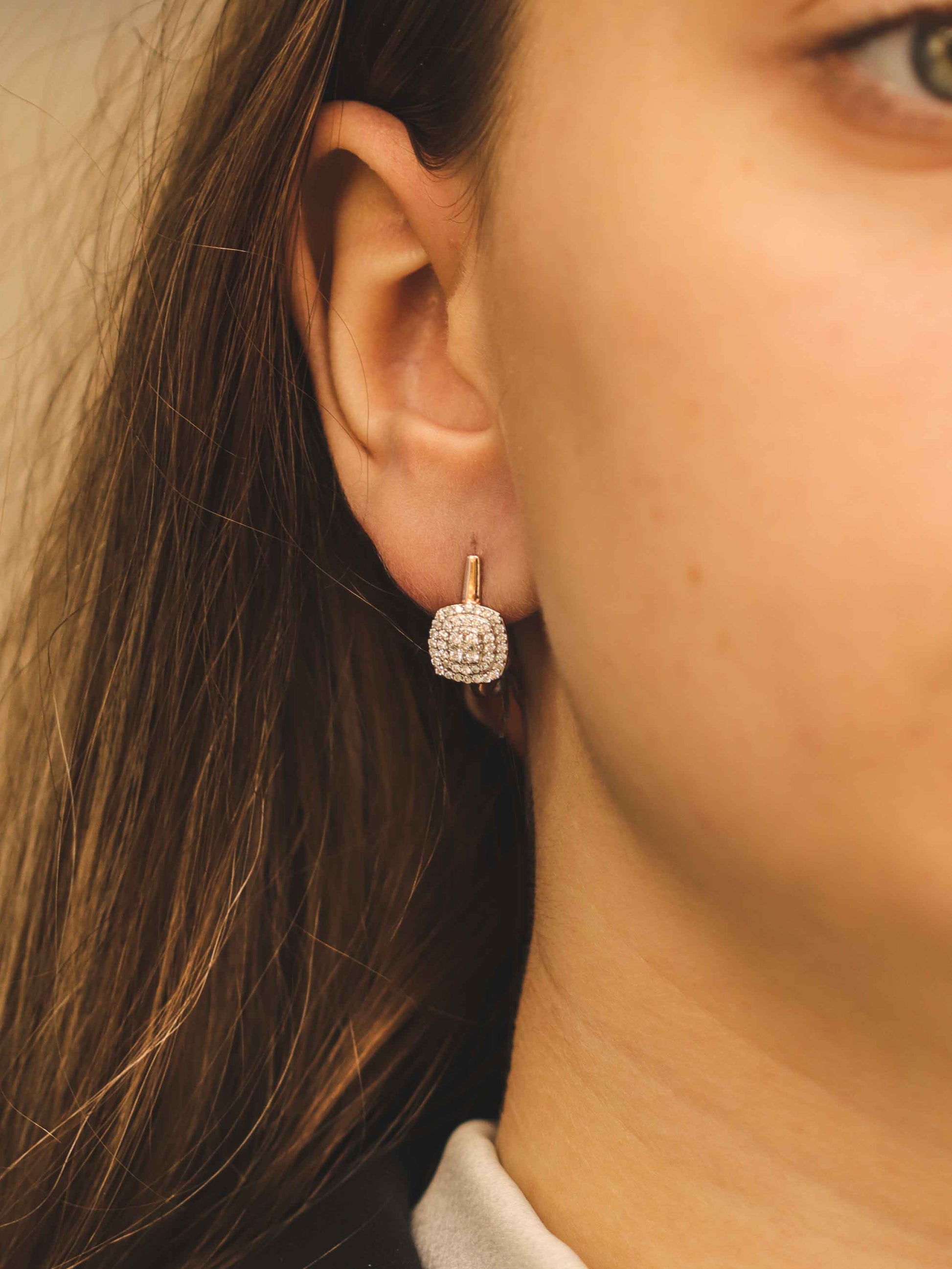 rožinio aukso auskaras su baltaisiais briliantais – dėvėjimo vaizdas ant ausies