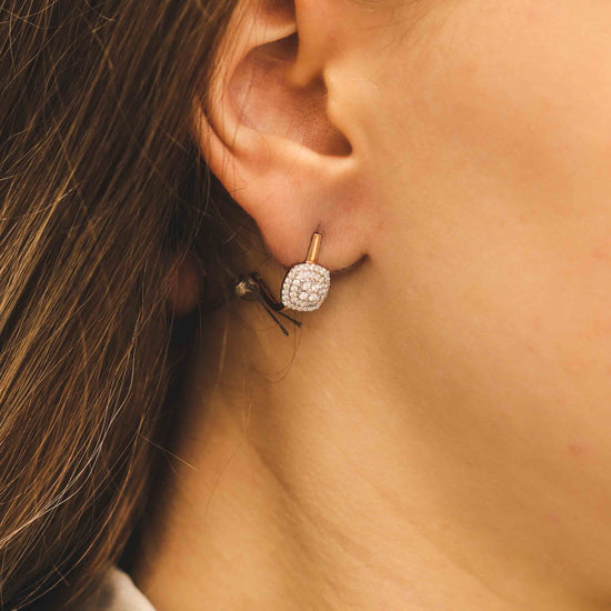 Elegantiški briliantiniai auskarai – iš arti ant modelio