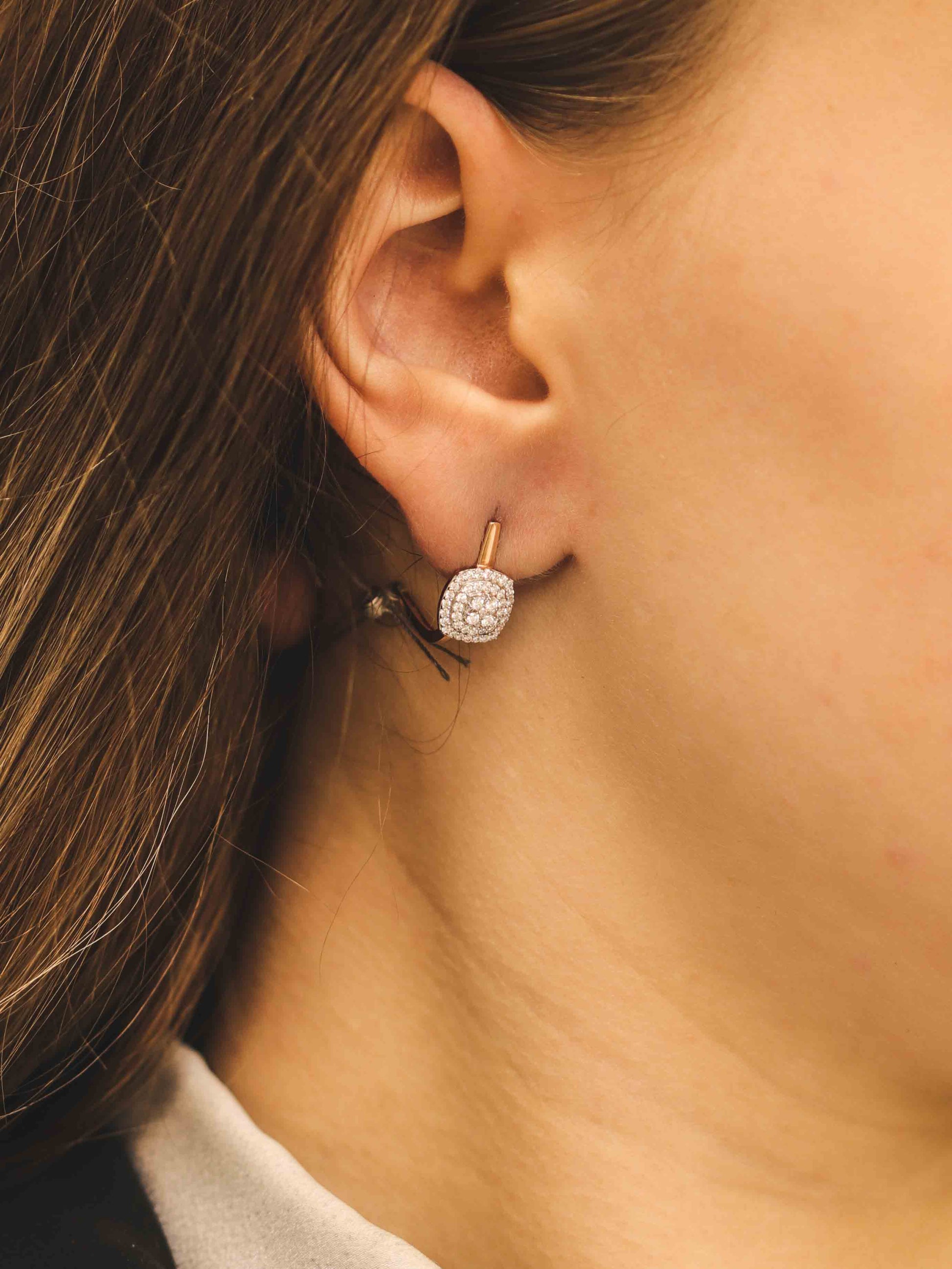 Elegantiški briliantiniai auskarai – iš arti ant modelio