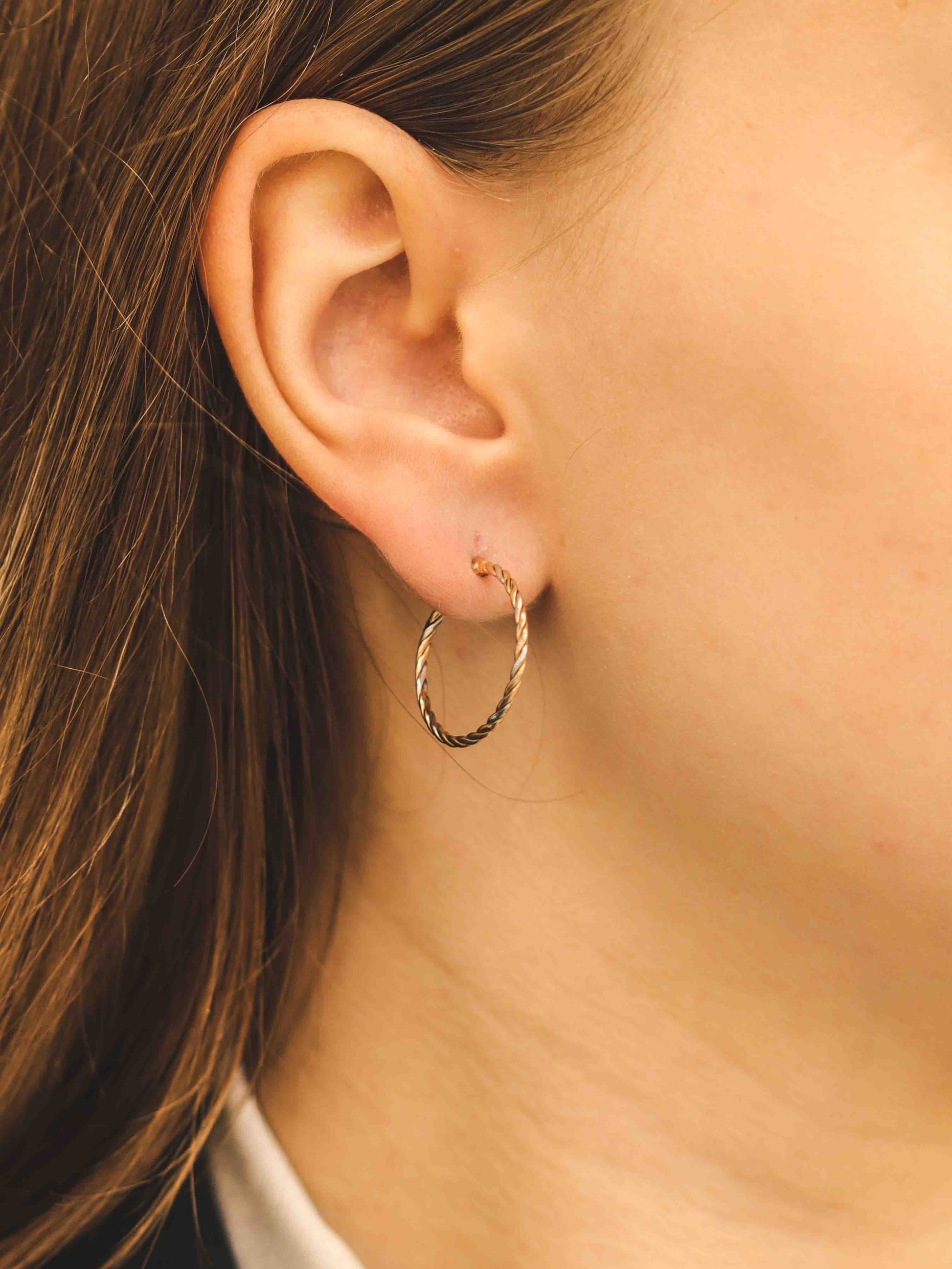 Rozā zelta stīpas auskars — valkāt attēlu