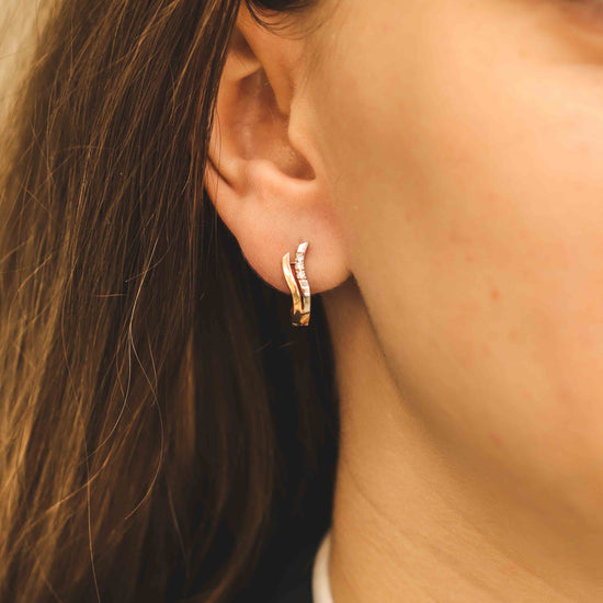 Rozā zelta viļņaini dizaina auskari — valkājiet attēlu uz auss