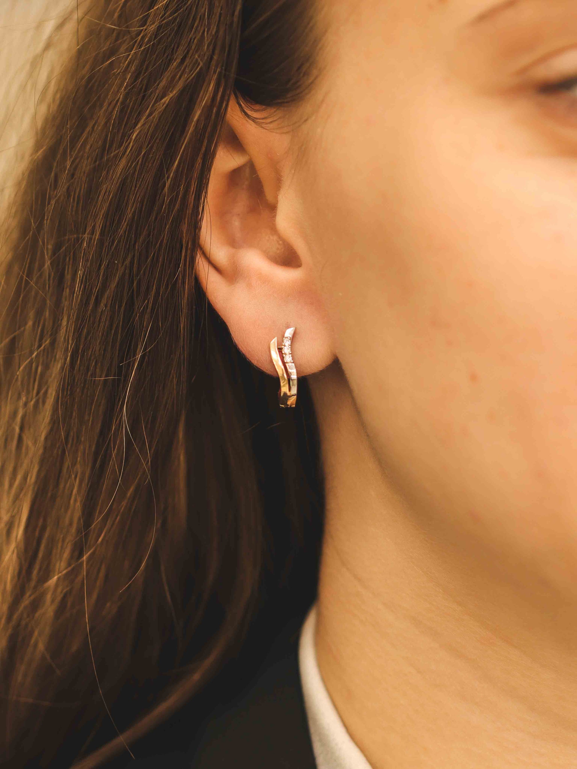 Rozā zelta viļņaini dizaina auskari — valkājiet attēlu uz auss