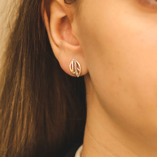 Rozā zelta dimanta auskari — valkājiet attēlu uz auss