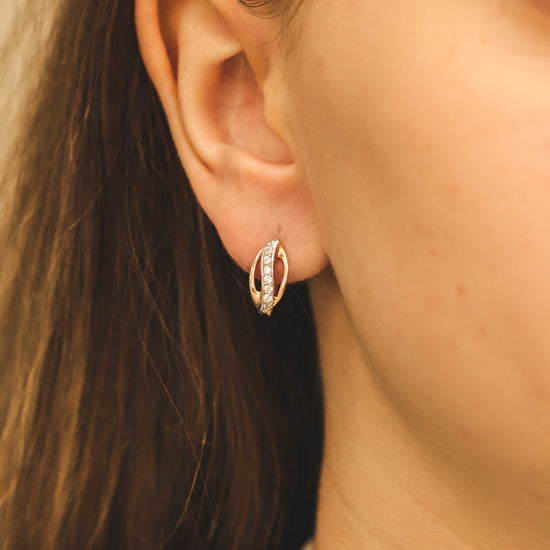 Rozā zelta auskari ar dimanta akcentu - nēsāts attēls uz auss