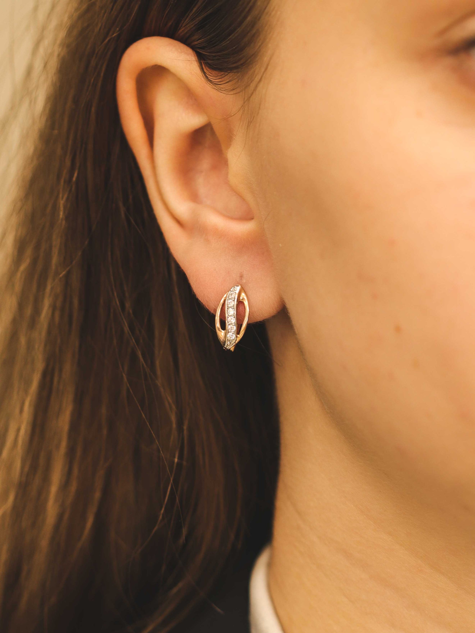 Rozā zelta auskari ar dimanta akcentu - nēsāts attēls uz auss