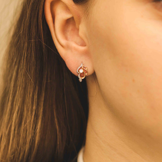 Rozā zelta auskari ar dimanta akcentu - nēsāts attēls uz auss