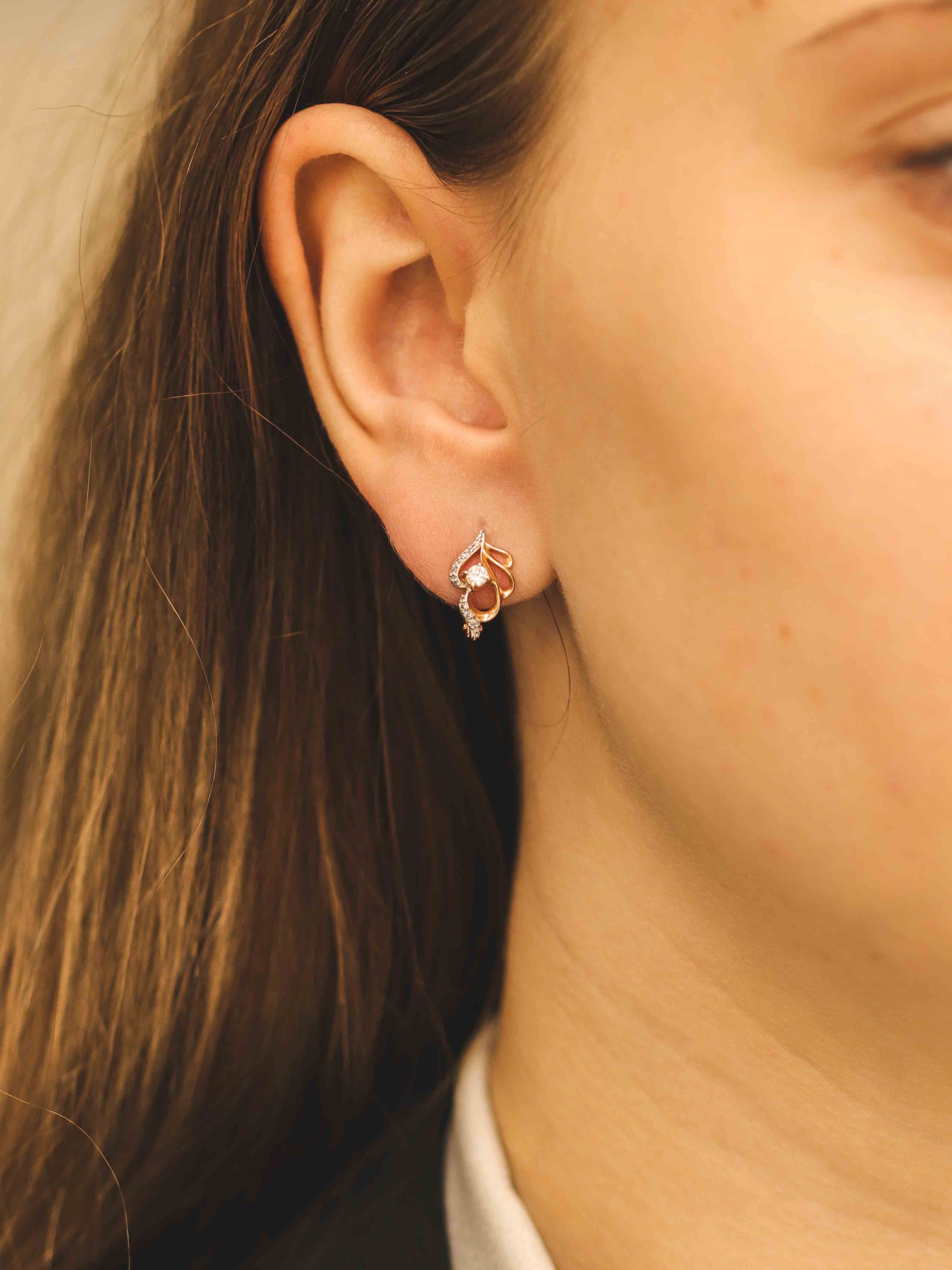 Rozā zelta auskari ar dimanta akcentu - nēsāts attēls uz auss