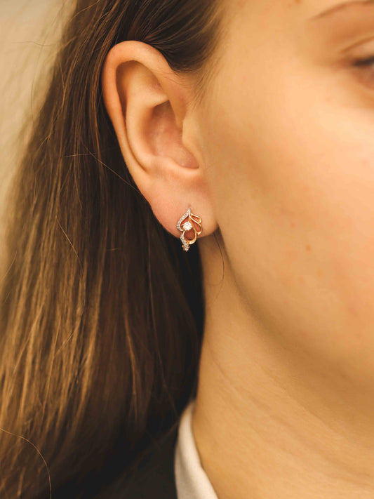 Rožinio aukso ornamentiniai auskarai su briliantų akcentu – dėvėjimo vaizdas ant ausies