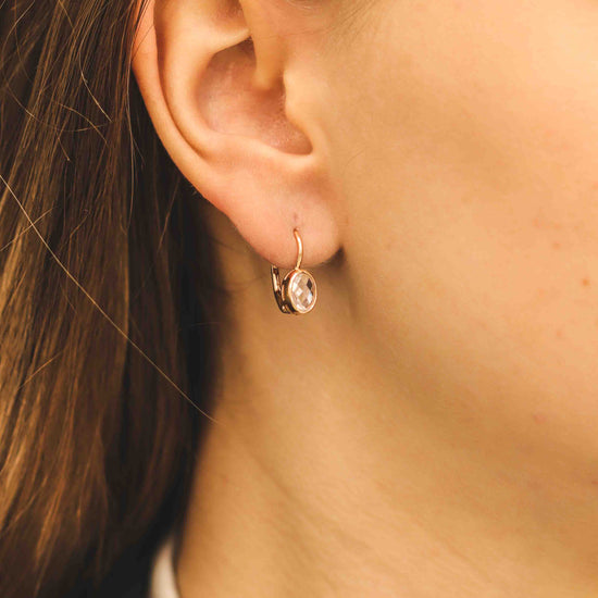 Rožinio aukso auskarai su skaidriu akmeniu – kaip atrodo ant ausies