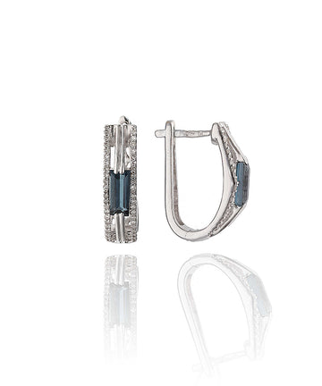 Balto aukso auskarai su mėlynaisiais akmenimis ir baltaisiais briliantais – priekinis vaizdas