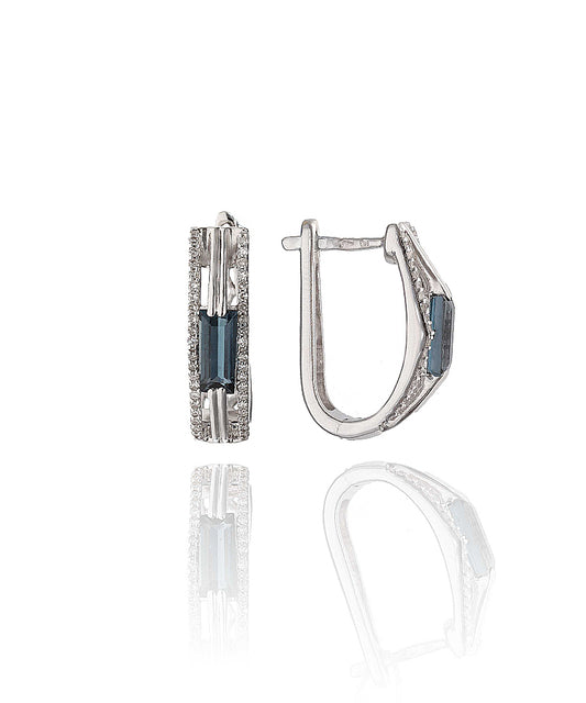 Balto aukso auskarai su mėlynaisiais akmenimis ir baltaisiais briliantais – priekinis vaizdas