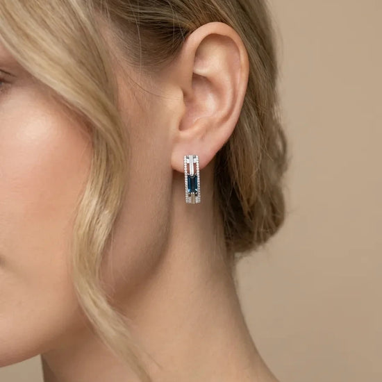 auskarai su mėlynu akmeniu ir briliantais – balto aukso korpusas, šoninė perspektyva