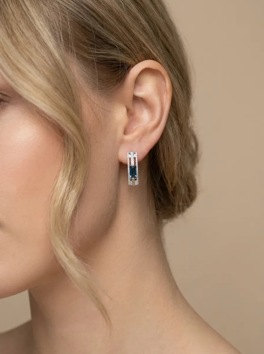 auskarai su mėlynu akmeniu ir briliantais – balto aukso korpusas, šoninė perspektyva