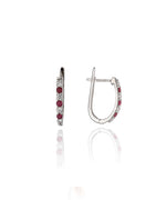 Balto aukso auskarai su rubinais ir briliantais – priekinis vaizdas