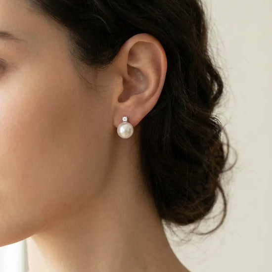 Auksiniai auskarai su natūraliais baltais perlais ir deimantu