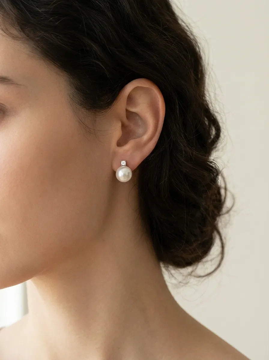 Auksiniai auskarai su natūraliais baltais perlais ir deimantu